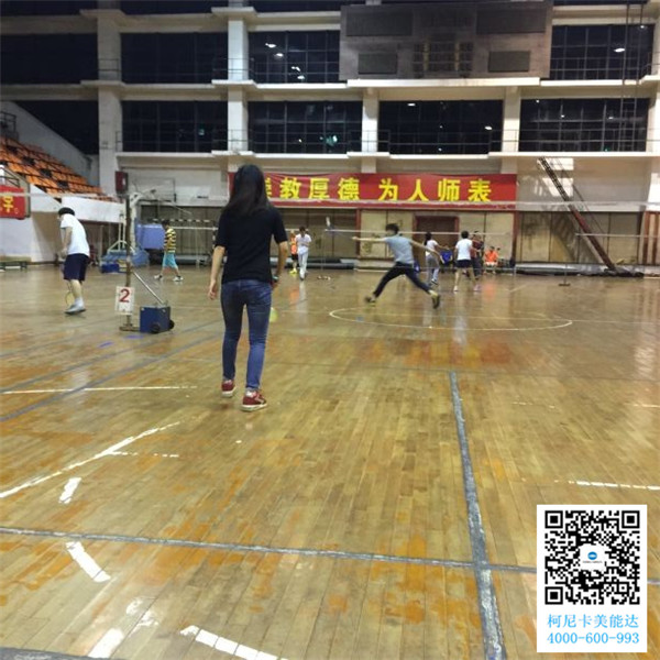 師傅跑起來接球了