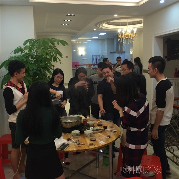 科頤兩位老板過來敬酒,大家苦樂融融-科頤辦公 科頤兩位老板過來敬酒,大家苦樂融融-科頤辦公