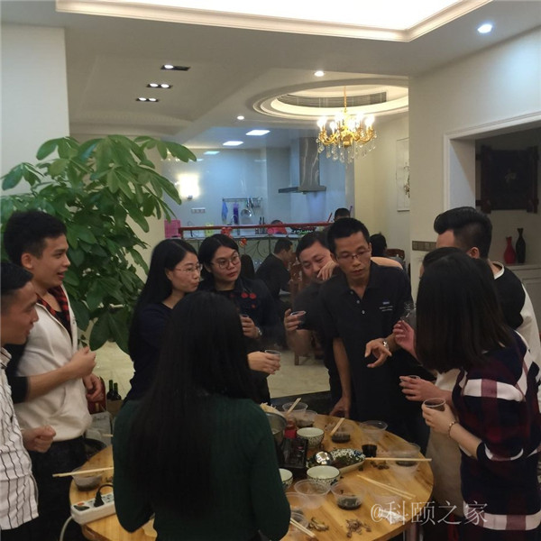 科頤兩位老板過來敬酒,大家苦樂融融-科頤辦公 科頤兩位老板過來敬酒,大家苦樂融融-科頤辦公