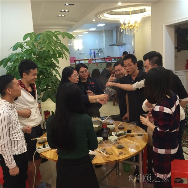 科頤兩位老板過來敬酒,大家苦樂融融-科頤辦公 科頤兩位老板過來敬酒,大家苦樂融融-科頤辦公