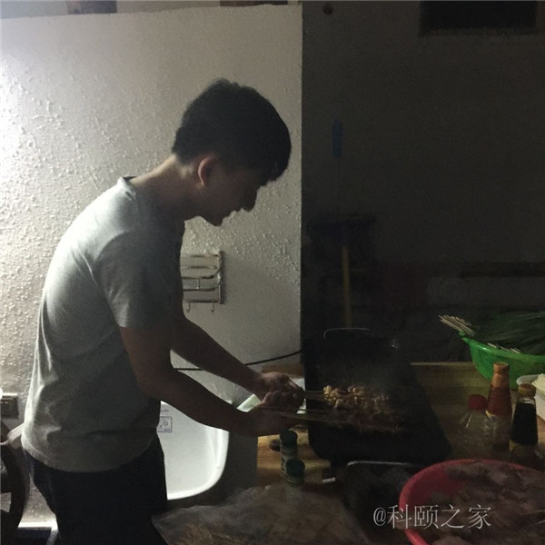 科頤辦公專業(yè)修機(jī)器的蔡師傅,搖身變專業(yè)燒烤師傅了-科頤辦公 科頤辦公專業(yè)修機(jī)器的蔡師傅,搖身變專業(yè)燒烤師傅了-科頤辦公