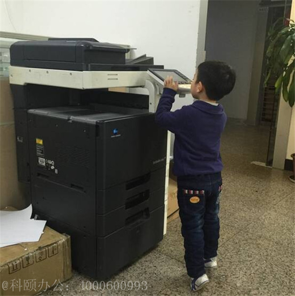 我們家小小帥掂著小腳在操作著柯尼卡美能達復印機的樣子-科頤辦公 我們家小小帥掂著小腳在操作著柯尼卡美能達復印機的樣子-科頤辦公