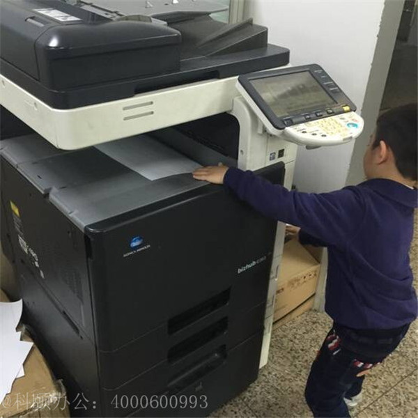 我們家小小帥在操作著柯尼卡美能達復印機的樣子-科頤辦公 我們家小小帥在操作著柯尼卡美能達復印機的樣子-科頤辦公