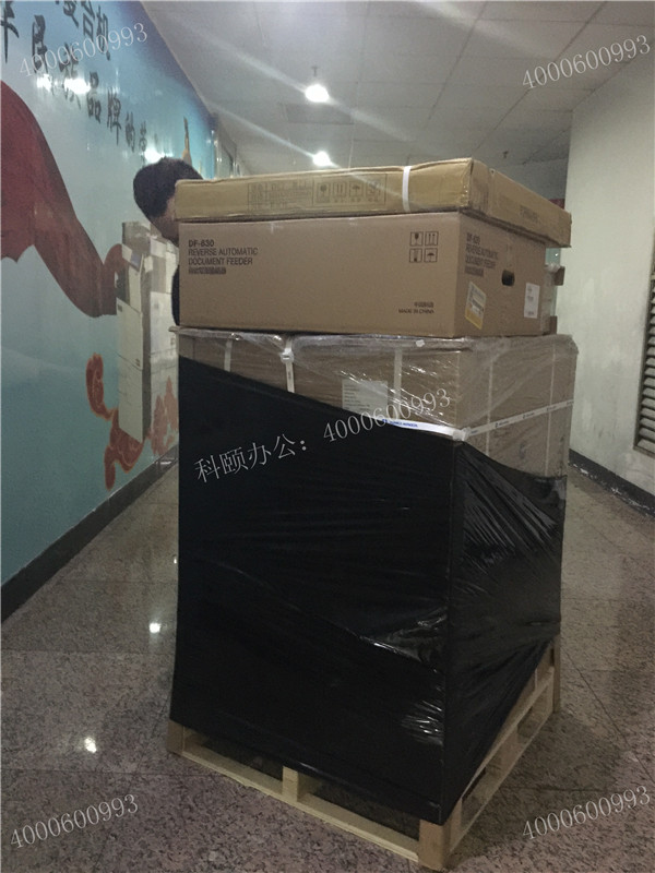 轉角遇到帥哥在打包柯尼卡美能達C226復印機-科頤辦公 轉角遇到帥哥在打包柯尼卡美能達C226復印機-科頤辦公