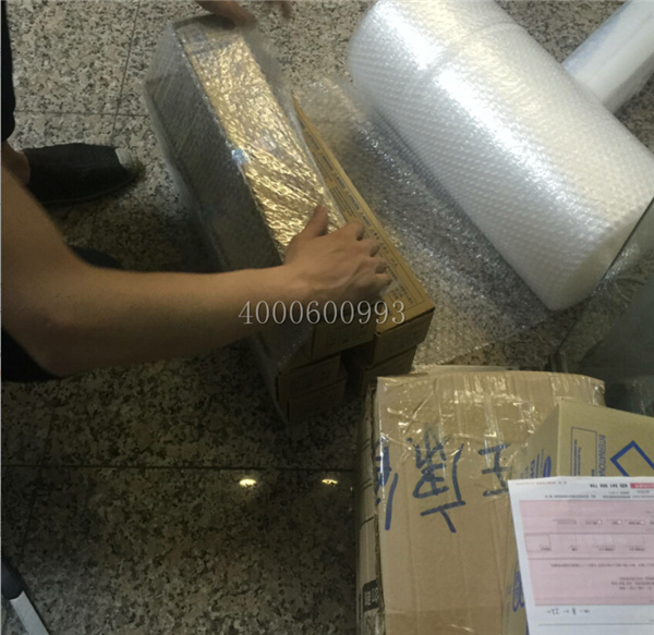 同事在打包柯尼卡美能達碳粉-科頤辦公