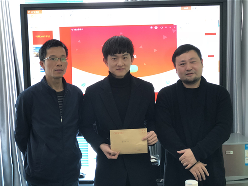 小蔡哥哥領到年終獎啦！-科頤